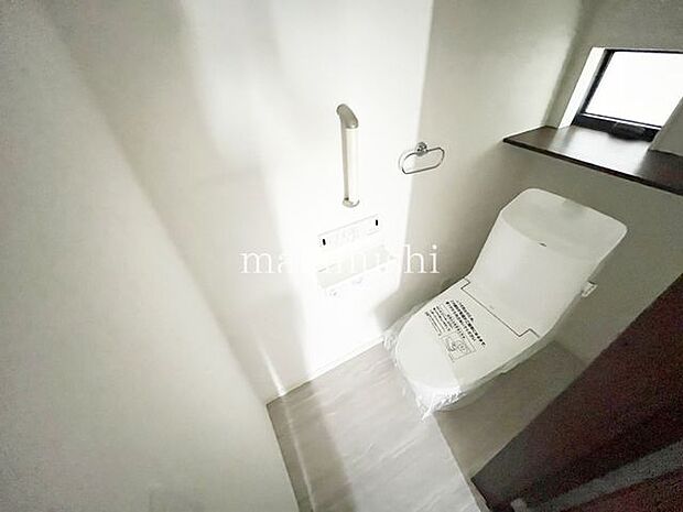 A号棟1・2階にトイレあり、快適な温水洗浄便座付きです。