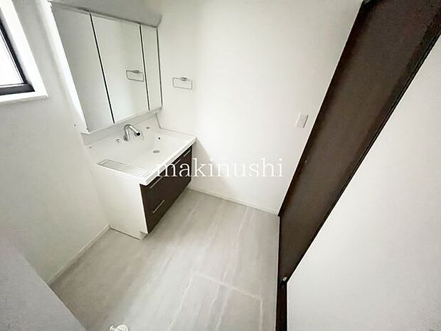 A号棟洗面台と洗濯機スペースです、窓があるのでお風呂上りに湿気がこもってもすぐに空気の入替が出来ます。