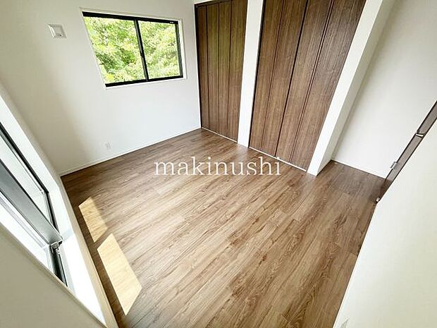 A号棟ベランダに面した2F南向き洋室です。日差しが明るく、大きなクローゼット付きです。