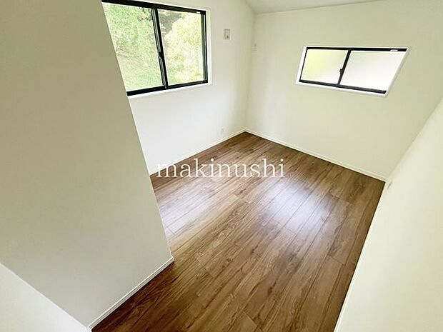 A号棟2面採光を確保した明るい室内は、風通しも良く、大変居心地の良い空間となっております。