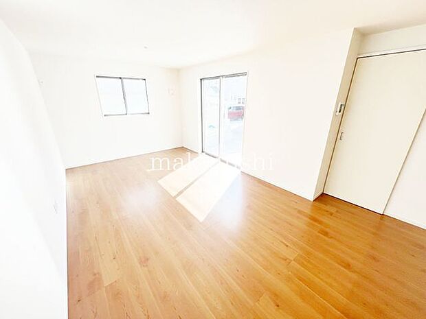 リビングリビングには明るい陽射しが降り注ぎ、家族団らんのひと時を明るく演出してくれます。