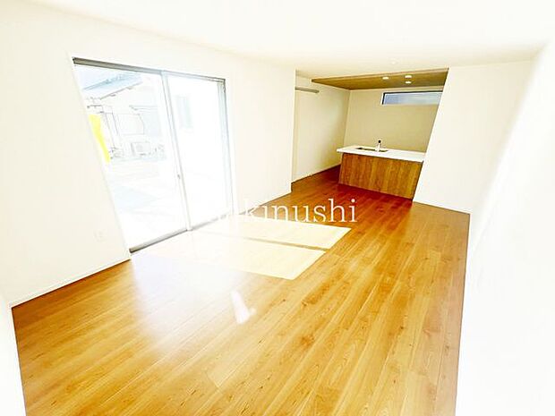 リビング約15.9帖のLDK陽光でリビングは陽だまりの暖かさ、爽やかな風も満喫できる心地よい空間です。