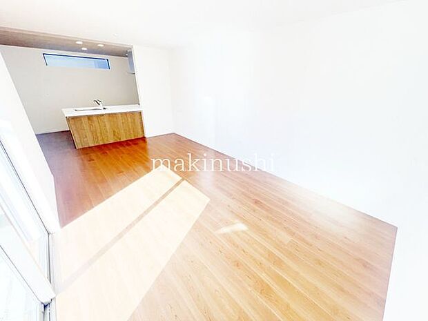 リビング窓が大きく明るいリビングです。ソファーやテレビ台が設置しやすいリビングです。対面システムキッチンなのでお料理する方とお話がしやすいです。