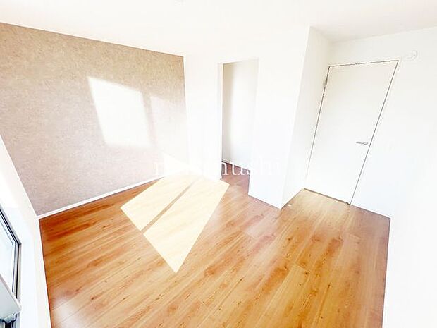 寝室ウォークインクローゼットの有る約6.7帖のお部屋です!!主寝室として、いかがでしょうか。