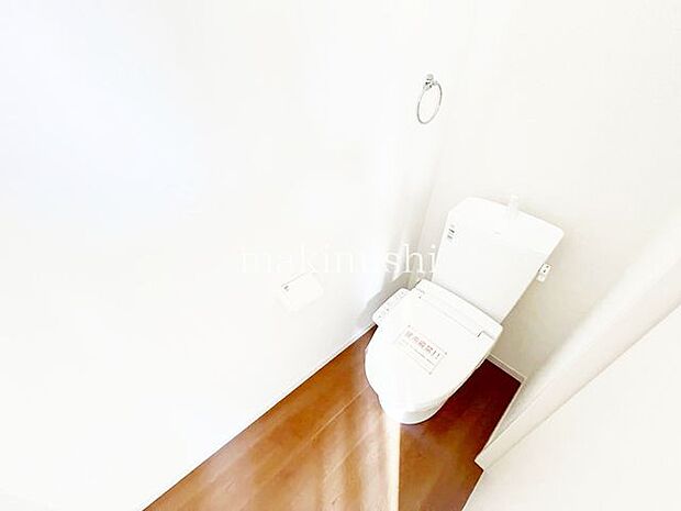 トイレトイレは1階と2階にあります、夜のおトイレも階段を上り下りしないですみますね。