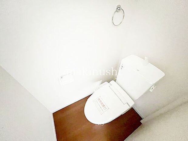 トイレ快適な温水洗浄便座付きのトイレです。毎日使うトイレが綺麗だと嬉しいですね。