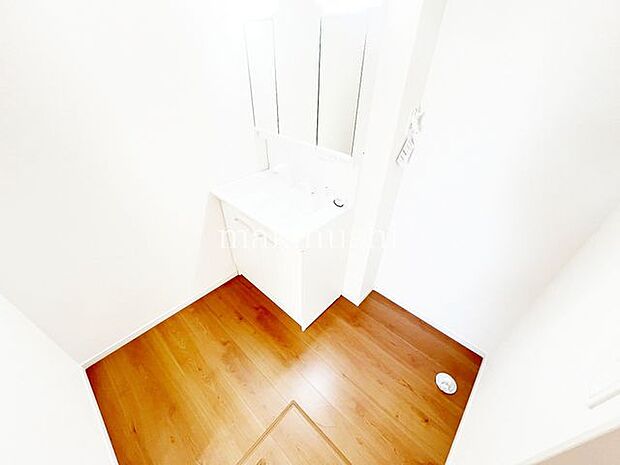 洗面3面鏡の洗面化粧台、収納豊富なので歯磨きセットや洗顔料などもスッキリ収納できます。