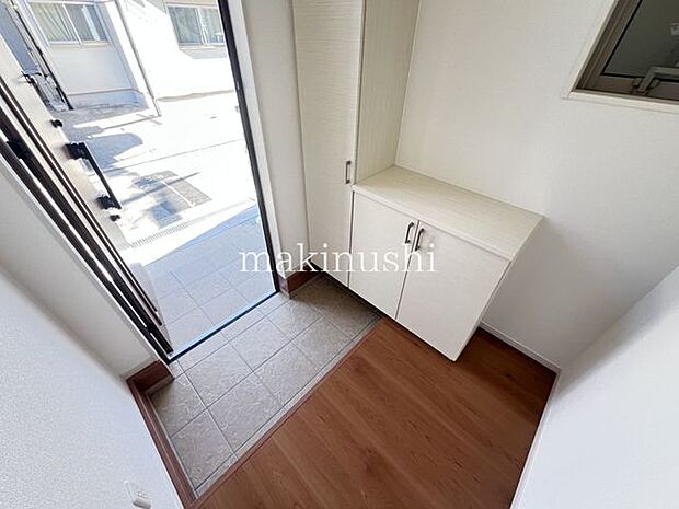 玄関採光がふんだんに取れている玄関は自然光で明るいです。