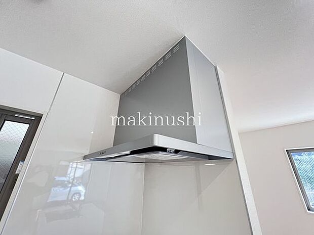 キッチン静かなシロッコファン搭載キッチンです。煙をしっかり集めて強力な換気。お掃除も楽で嬉しいですね。