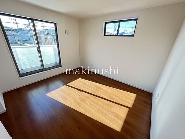 寝室バルコニーに面した洋室です主寝室としていかがでしょうか。