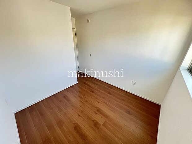 子供部屋2面採光の明るいお部屋、お日様の光とさわやかな風をたっぷり取り込めます。気になるお部屋の換気もしっかりできますね。