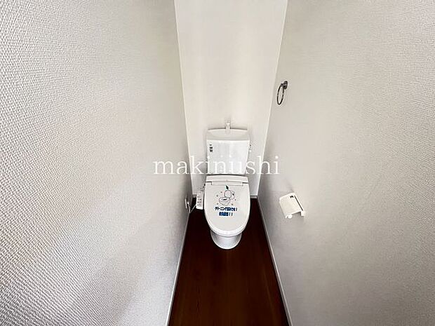 トイレトイレは1階と2階にあります、夜のおトイレも階段を上り下りしないですみますね。