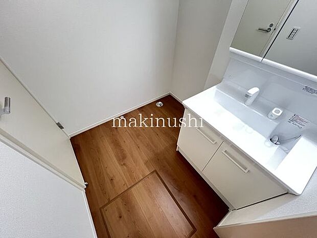 洗面シャワー付き洗面台なので髪の毛や汚れに気付いた時にサッとお掃除できます。