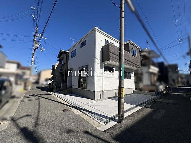 前面道路含む外観前面道路との高低差が無く、交通量も少ないので日々の車の出し入れも安心です。