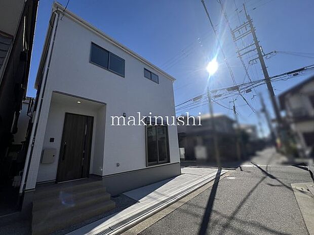 前面道路含む外観前面道路との高低差が無く、交通量も少ないので日々の車の出し入れも安心です。