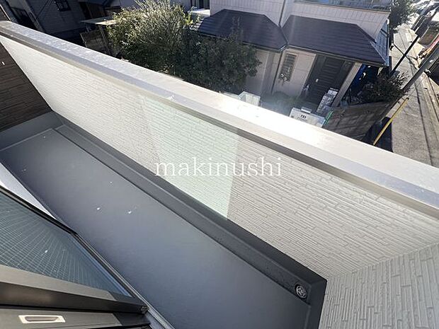 バルコニー南側に設置されたバルコニー。心地よい陽射しや暖かな風を楽しみ、晴れた日にはたっぷりの洗濯物や布団を干せます。