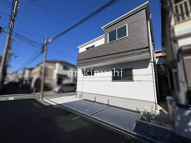 駐車場前面道路との高低差が無く、日々の車の出し入れも安心です。
