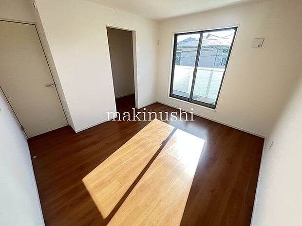 寝室収納豊富なウォークインクローゼット有り、季節の変わり目も衣替えの手間いらずです。