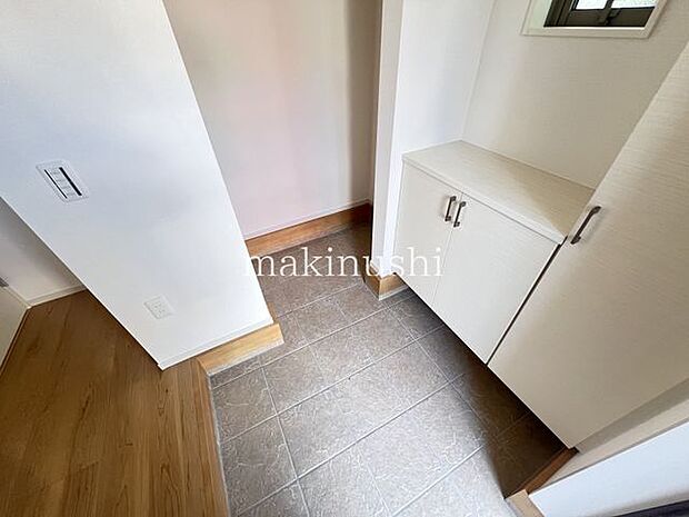 玄関採光がふんだんに取れている玄関は自然光で明るいです。