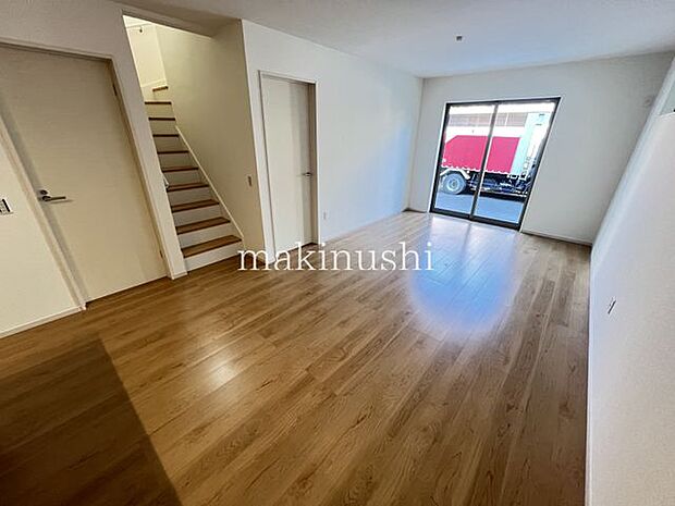 リビング忙しい朝も家族が揃って食事をして頂けるダイニングスペース。