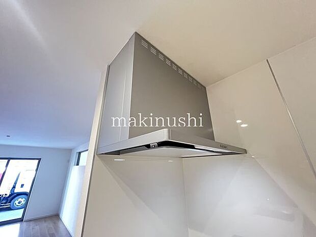 キッチン静かなシロッコファン搭載キッチンです。煙をしっかり集めて強力な換気。お掃除も楽で嬉しいですね。
