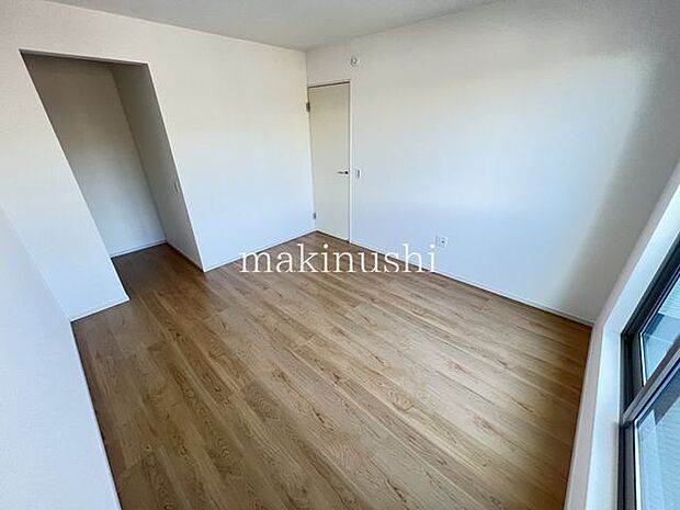 寝室ウォークインクローゼット有り、大量の書籍やDVD、趣味のコレクションの収納場所としてもお使い頂けます。