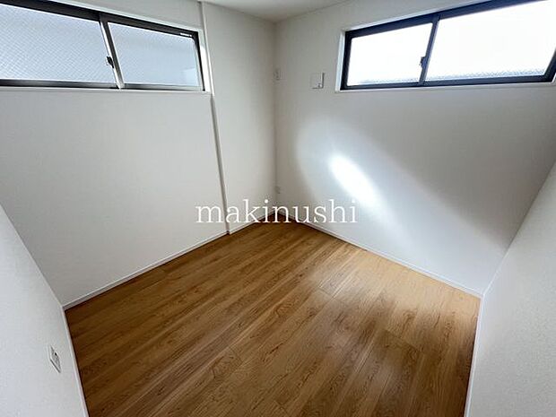 子供部屋全室フローリングなので、ちょっとした汚れはモップでサッとお掃除できます。