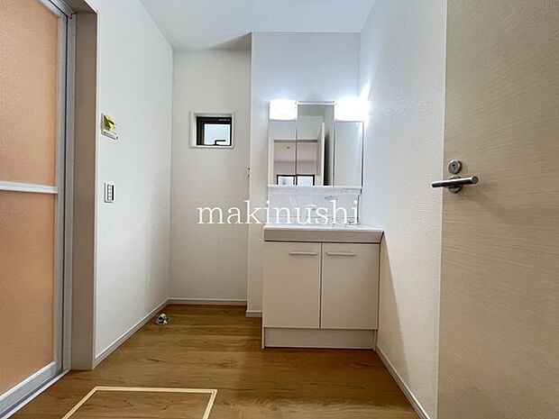 洗面シャワー付き洗面台なので髪の毛や汚れに気付いた時にサッとお掃除できます。