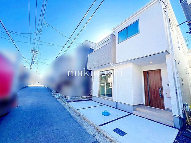 前面道路含む外観前面道路との高低差が無く、交通量も少ないので日々の車の出し入れも安心です。