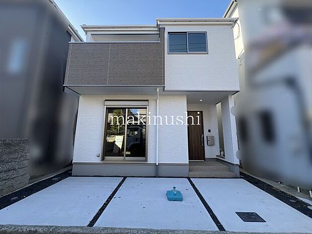 駐車場前面道路との高低差が無く、日々の車の出し入れも安心です。