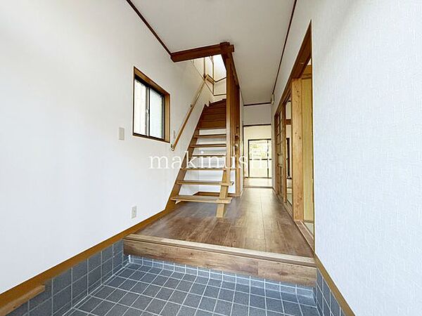 玄関採光がふんだんに取れている玄関は自然光で明るいです。