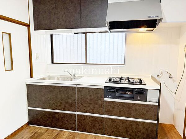 キッチン煮込みや炒め物等、異なる調理を同時進行できる三口コンロ。