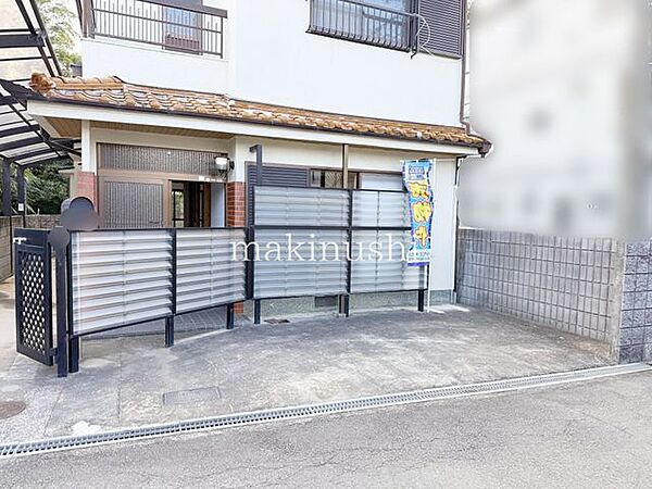 カースペース前面道路との高低差が無く、日々の車の出し入れも安心です。