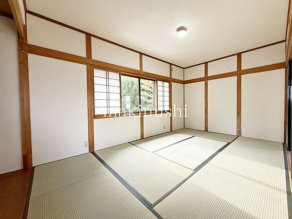 和室　2階約7.5帖の和室は、い草の香る和室はのんびりと寛げる空間