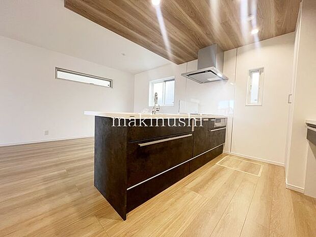 ・対面式キッチンなのでリビングにいるご家族とコミュニケーションを取りながら洗い物や、お料理が楽しめそうですね。