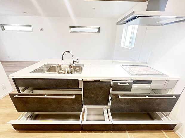 ・リビングダイニングが見渡せるフラットキッチン。食器洗い乾燥機付きで家事をサポートしてくれます。