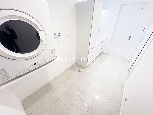 ・清潔感溢れるスタイリッシュなデザインの洗面化粧台。手元に洗顔料やメイク道具を置くスペースがあり便利です。