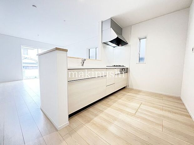 ・新しいお料理にチャレンジしたくなるピカピカのシステムキッチン、機能性と収納力のあるキッチンなら調理も快適にできます。