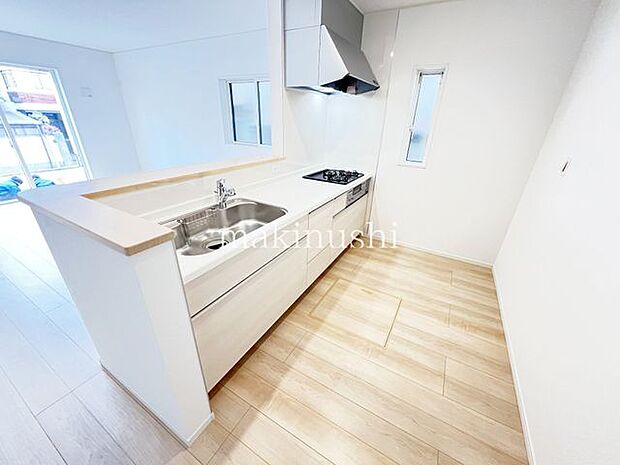 ・キッチンに窓があり、明るく開放的です、また換気もできてニオイや煙がこもりません。