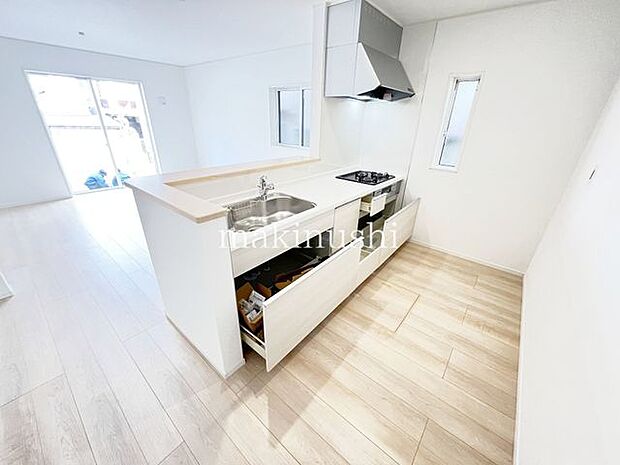 ・収納が豊富なシステムキッチンは調理道具をサッと取り出せて便利です。引き出し式であれば奥までしっかり使えます。