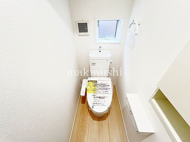 ・快適な温水洗浄便座付きのトイレです。毎日使うトイレが綺麗だと嬉しいですね。