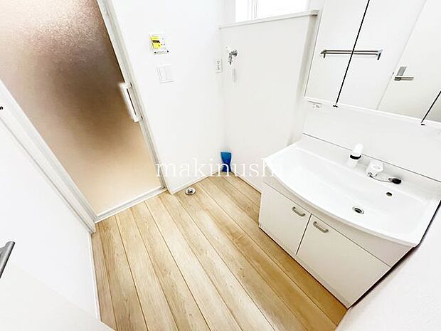 ・清潔感溢れるスタイリッシュなデザインの洗面化粧台。手元に洗顔料やメイク道具を置くスペースがあり便利です。