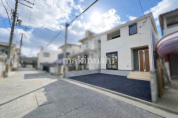 前面道路との高低差が無く、日々の車の出し入れも安心です。