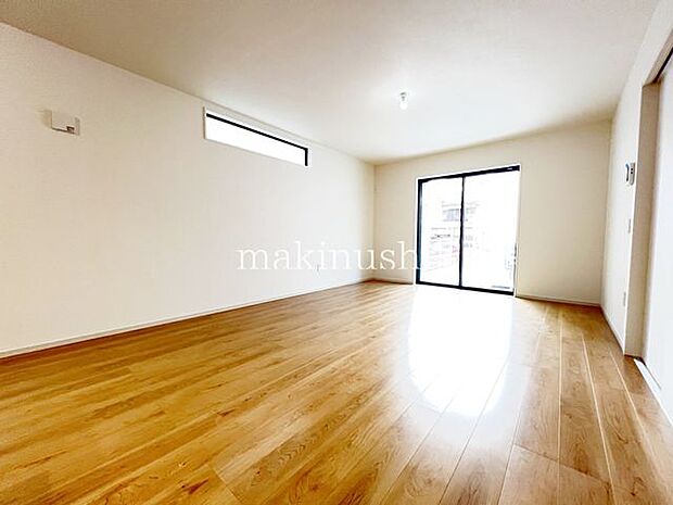 ・陽光でリビングは陽だまりの暖かさ、爽やかな風も満喫できる心地よい空間です。