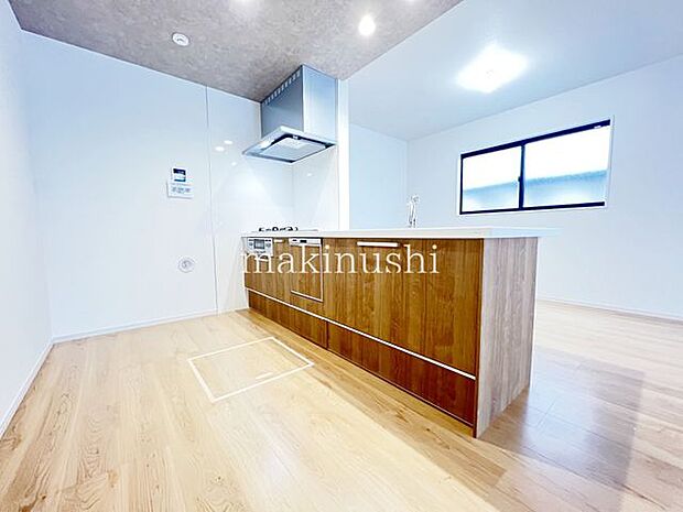 ・新しいお料理にチャレンジしたくなるピカピカのシステムキッチン、機能性と収納力のあるキッチンなら調理も快適にできます。