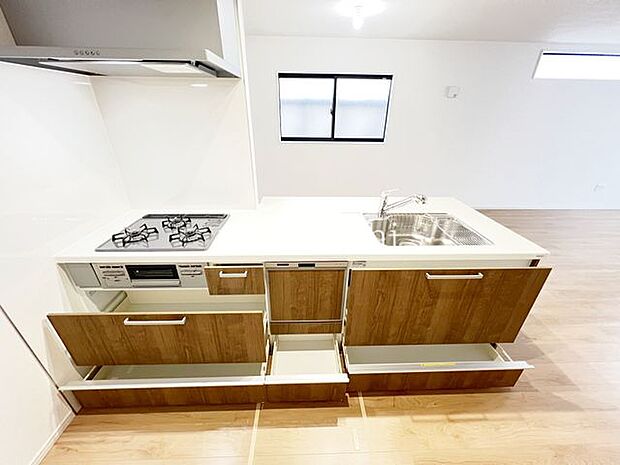 ・リビングダイニングが見渡せるフラットキッチン。食器洗い乾燥機付きで家事をサポートしてくれます。