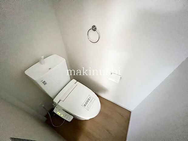 ・快適な温水洗浄便座付きのトイレです。毎日使うトイレが綺麗だと嬉しいですね。