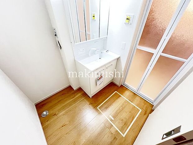 ・清潔感溢れるスタイリッシュなデザインの洗面化粧台。手元に洗顔料やメイク道具を置くスペースがあり便利です。