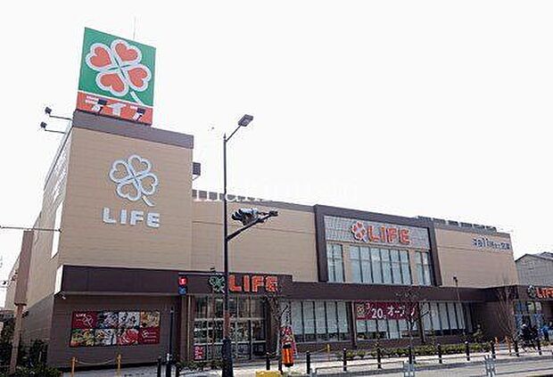 ライフ堺駅前店 徒歩13分。 1000m