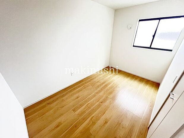 ・大きな窓から温かい光の差し込む居室、ぜひ現地にてご確認くださいませ。